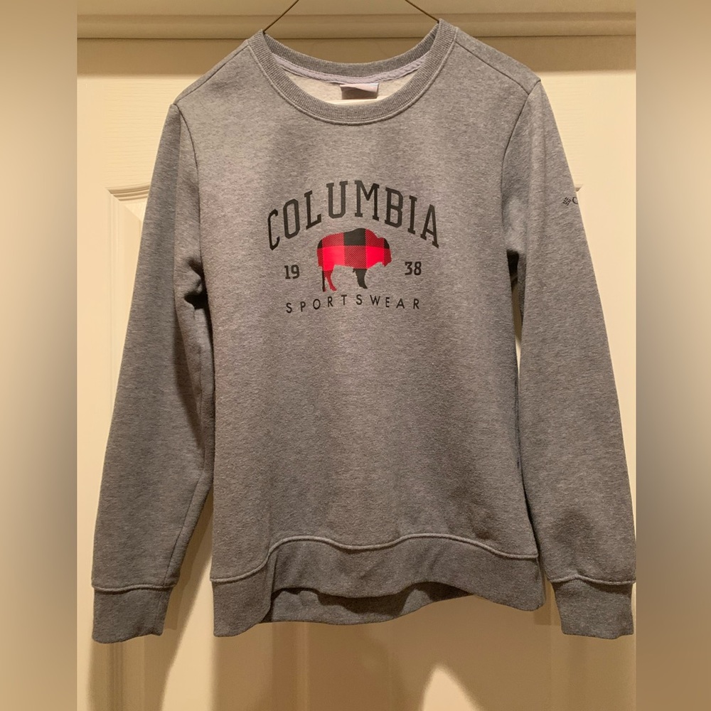 Size medium ( fits like small)  gray Columbia sweatshirt. Like new, worn once.